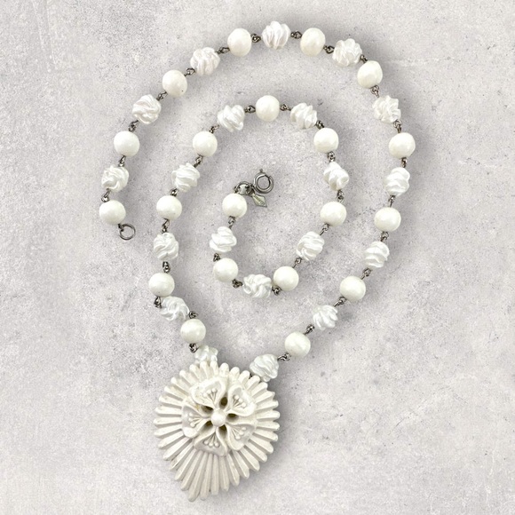 SARAH COVENTRY Vintage White Acrylic Floral Rosette Beaded 2in1 Brooch Necklace - Picture 4 of 10